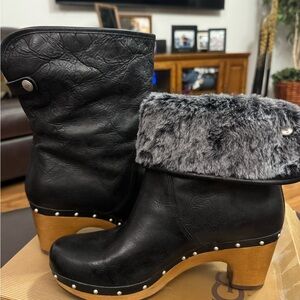 Stylish  Ugg Black Leather Boots with Faux Fur Trim